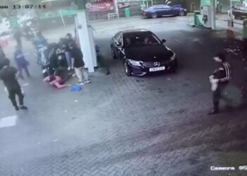 (VIDEO) Más peleas en las gasolineras y servicios públicos afectados por la crisis del combustible en el Reino Unido