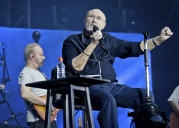 Phil Collins reveló que apenas puede sostener las baquetas de su batería