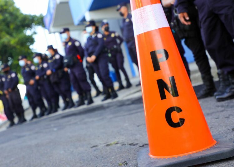 Fuerte presencia policial en los alrededores del Estadio Cuscatlán, previo al encuentro entre El Salvador y Honduras