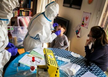 ¿Por qué hay más niños hospitalizados por COVID-19 en todo el mundo?