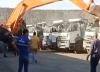 (VIDEO) Un hombre furioso destruye varios camiones con la pala de una excavadora en protesta por no recibir su salario