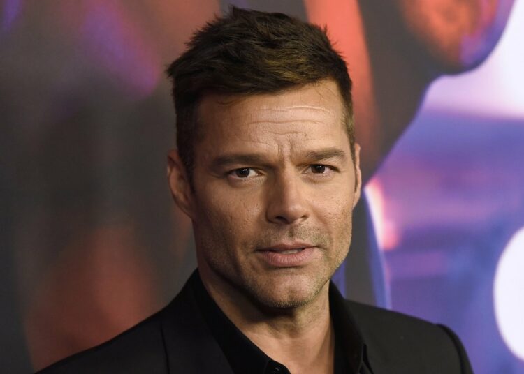 Ricky Martin reaparece y causa shock a fans con su nuevo rostro