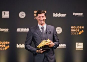 Robert Lewandowski recibió la Bota de Oro y se rindió ante Ronaldo y Messi