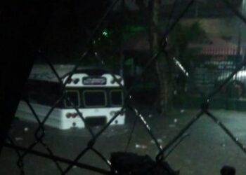 Personas quedan atrapadas en un autobús, y otras suben a los techos de sus casas ante inundación en la colonia Santa Lucía