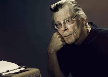 Stephen King cumple 74 años; ¿A cuánto asciende la fortuna del maestro del terror?