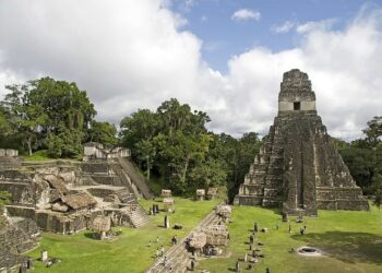 Arqueólogos descubren un complejo teotihuacano oculto bajo las colinas de una antigua ciudad maya en Guatemala