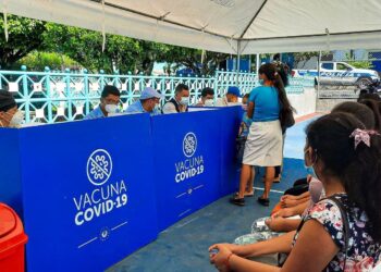 Personas acuden al llamado de inmunización en los centros de vacunación móviles contra el COVID-19