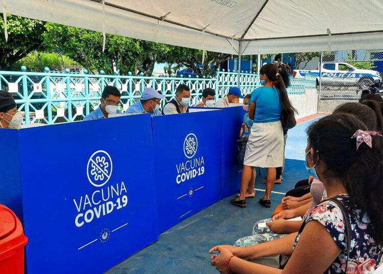 Personas acuden al llamado de inmunización en los centros de vacunación móviles contra el COVID-19