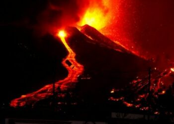 Captan desde el espacio el paisaje nocturno de la isla de La Palma cubierta por lava incandescente
