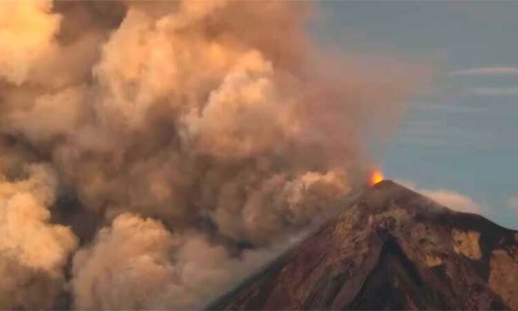 El volcán de Fuego en Guatemala entra en erupción