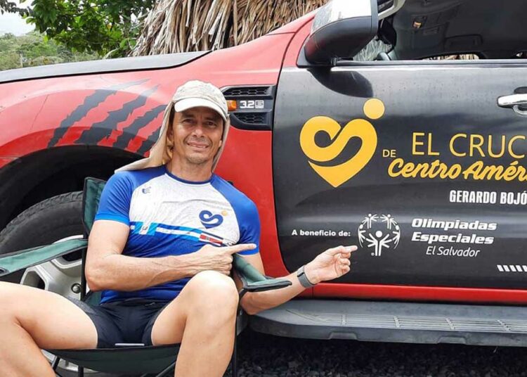 El maratonista salvadoreño Gerardo Bojórquez llega los 1000 kilómetros de recorrido por Centroamérica