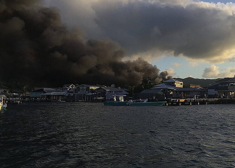 (VIDEOS) Un incendio en la isla hondureña de Guanaja deja 90 viviendas destruidas y 1.500 personas damnificadas