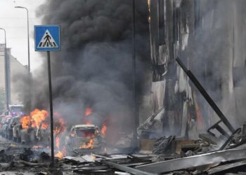 (VIDEO) Al menos ocho personas han muerto al estrellarse un avión privado contra un edificio cerca de Milán