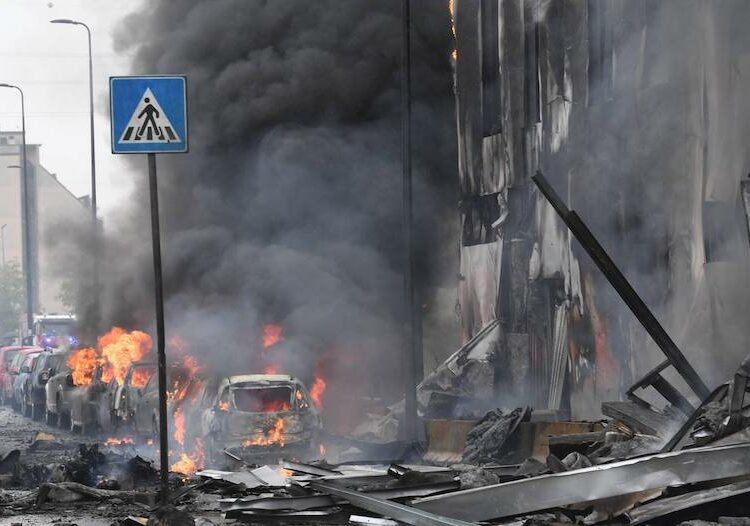(VIDEO) Al menos ocho personas han muerto al estrellarse un avión privado contra un edificio cerca de Milán
