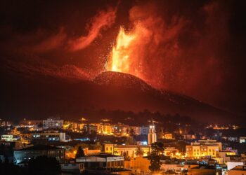 (VIDEO) Se derrumba el lado norte del cono del volcán Cumbre Vieja y genera nuevas coladas de lava