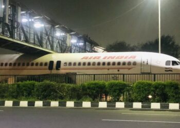 (VIDEO) Un avión se queda atascado en un puente peatonal y se vuelve viral