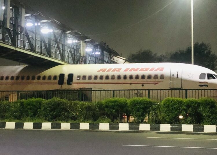 (VIDEO) Un avión se queda atascado en un puente peatonal y se vuelve viral