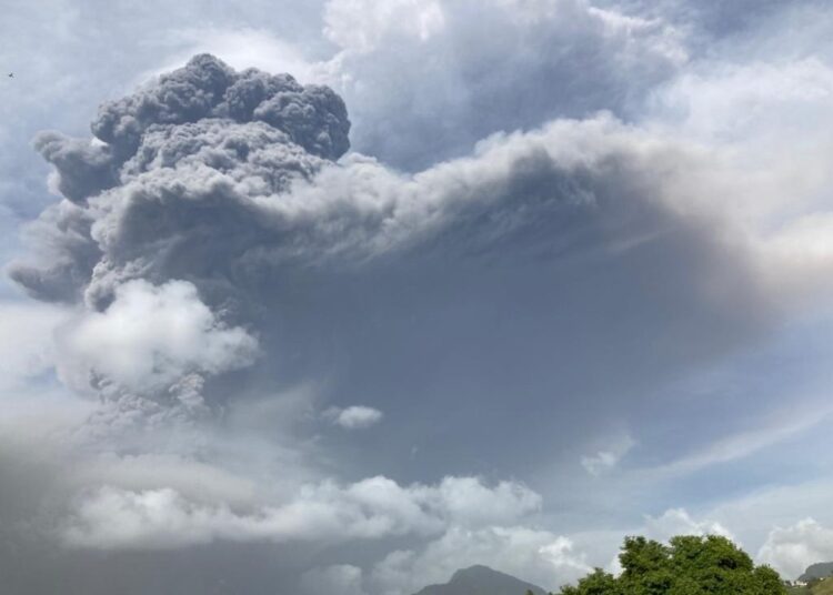 Volcán Cumbre Vieja: cerraron el aeropuerto de la isla de La Palma por una nube de cenizas