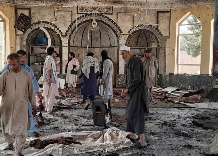 Al menos 50 muertos y 140 heridos por un atentado en una mezquita de Afganistán