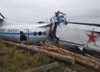 Al menos 16 personas mueren al estrellarse un avión en Rusia