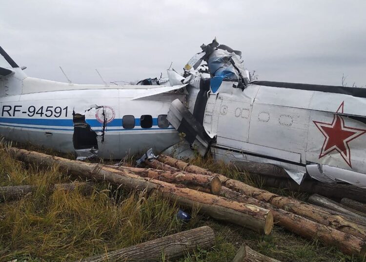 Al menos 16 personas mueren al estrellarse un avión en Rusia