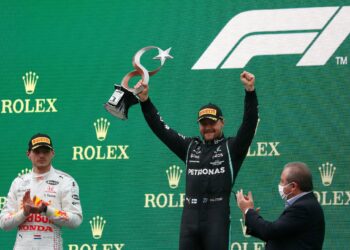 Valtteri Bottas ganó el GP de Turquía de la Fórmula 1, en el que Lewis Hamilton falló en su estrategia y perdió el liderazgo del campeonato