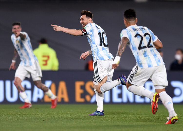 Argentina golea 3-0 a Uruguay y se consolida como escolta en eliminatoria sudamericana