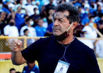 El DT de la Selecta, Hugo Pérez, denuncia que hay personas que lo quieren perjudicar