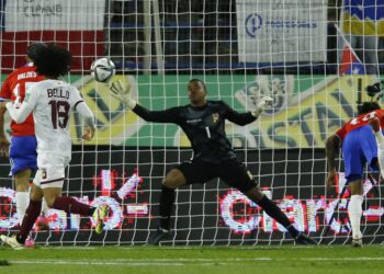 Chile goleó 3-0 a Venezuela y logró tres puntos vitales para mantener la ilusión de clasificar al Mundial