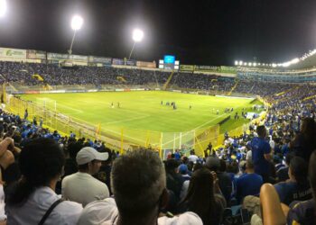 La FIFA multa a El Salvador y prohíbe haya público en las graderías que están detrás de las porterías