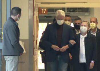Expresidente estadounidense Bill Clinton sale del hospital tras cinco días internado