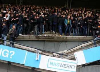 (VIDEO) Colapsa parte de la tribuna de un estadio en Países Bajos durante una celebración en un partido de fútbol