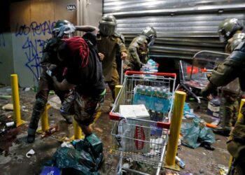 Con saqueos, disturbios e incendios culminó la marcha por el aniversario de las protestas en Chile