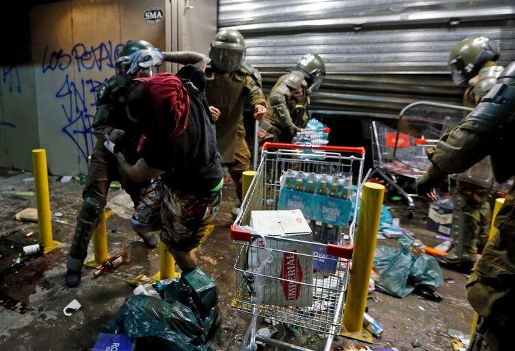 Con saqueos, disturbios e incendios culminó la marcha por el aniversario de las protestas en Chile