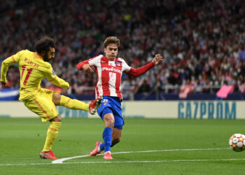 Salah rescata al Liverpool ante un Atlético con diez