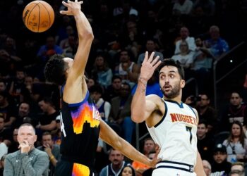 Los Nuggets abren su curso con triunfo ante Phoenix, vigentes campeones del Oeste