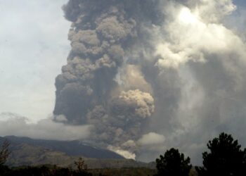 (VIDEOS) El volcán italiano Etna vuelve a entrar en erupción arrojando una larga columna de ceniza