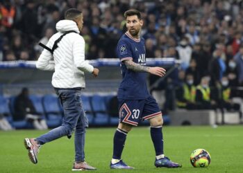 Un intruso saltó al campo en medio del clásico Marsella-PSG y le cortó un ataque a Messi