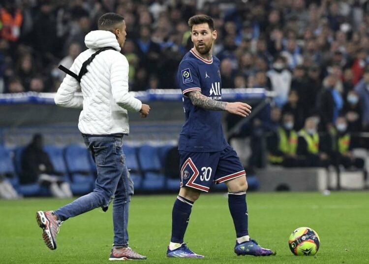 Un intruso saltó al campo en medio del clásico Marsella-PSG y le cortó un ataque a Messi