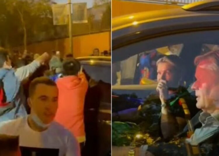 (VIDEO) Susto para Ronald Koeman que tras la derrota del Barcelona contra el Real Madrid aficionados los interceptaron y golpearon su auto