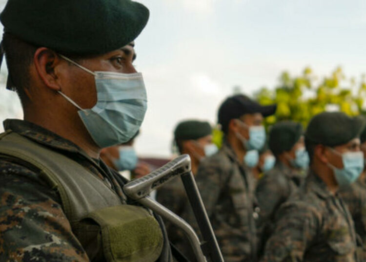 Guatemala decreta estado de sitio en El Estor tras fuertes choques entre policías e indígenas por un proyecto minero