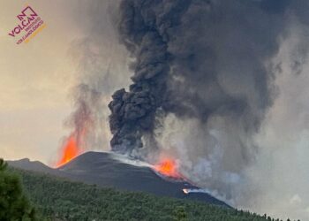 (VIDEO) Un nuevo derrumbe parcial del cono principal del volcán de La Palma abre una gran fuente de lava
