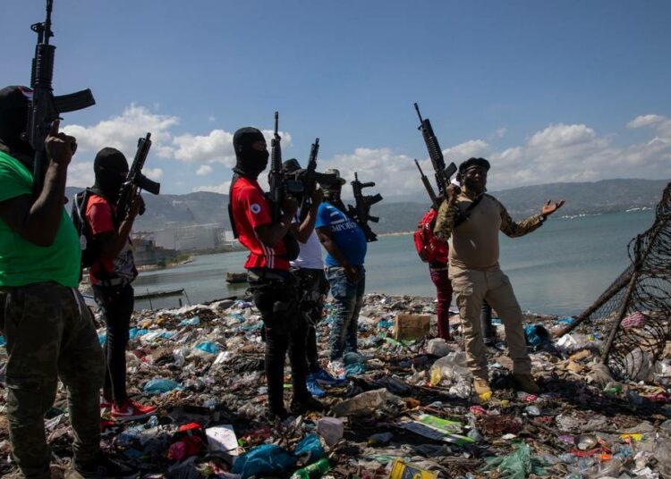 Una pandilla en Haití bloqueó la distribución de gasolina y pide la renuncia del primer ministro a cambio de restituirla