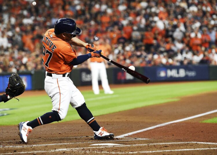 Astros derrotan a los Bravos y empatan la Serie Mundial