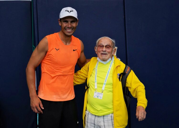 (VIDEO) Rafael Nadal jugó con el tenista de 97 años que entró a los récords Guiness