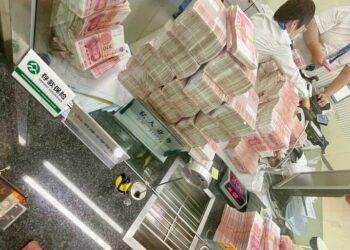Millonario chino retira más de 780.000 dólares del banco y pide al personal que cuente los billetes a mano