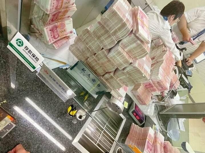 Millonario chino retira más de 780.000 dólares del banco y pide al personal que cuente los billetes a mano