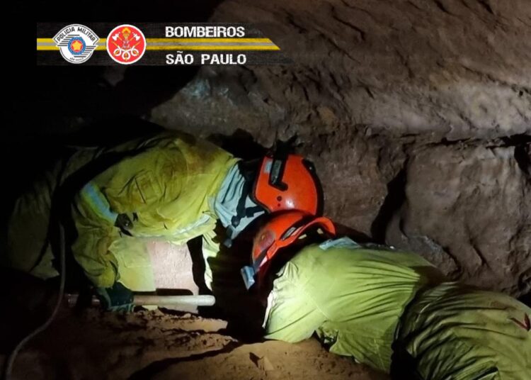 Al menos 12 bomberos quedan atrapados tras el colapso de una cueva en Brasil
