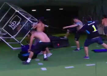 (VIDEO) Brasil: Aficionados del Gremio invadieron la cancha y destruyeron la cabina VAR