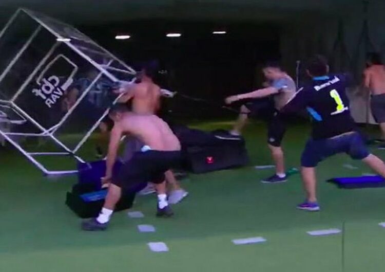 (VIDEO) Brasil: Aficionados del Gremio invadieron la cancha y destruyeron la cabina VAR